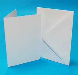Kort, afrevet kant, deckled hvid 10,5x14,8 cm. med kuvert, 50 sæt.